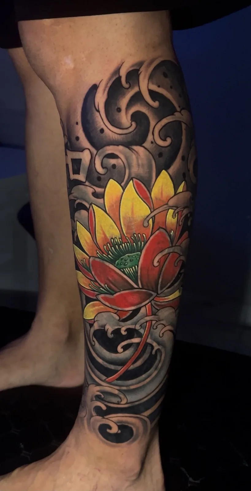 Flor de lótus e ondas — Marcus Tattoo