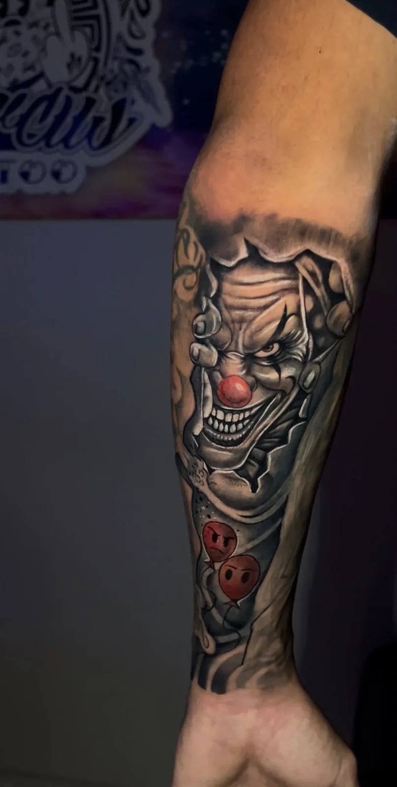 Palhaço rasgando a pele — Marcus Tattoo
