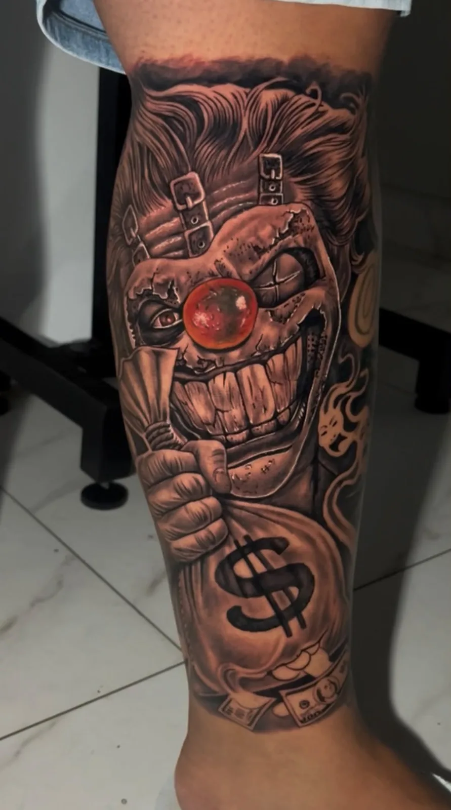 Palhaço e dinheiro — Marcus Tattoo